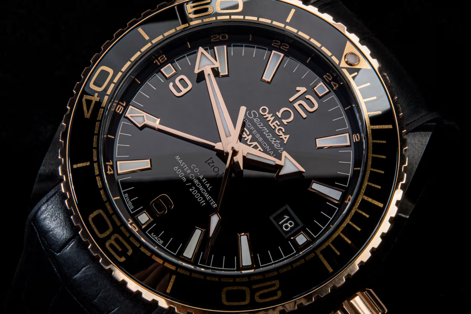 溫哥華產品攝影師拍攝的 Omega Seamaster Deep Black 腕錶正面俯視圖。專業手錶攝影展示大溫哥華地區的高端商業攝影品質。