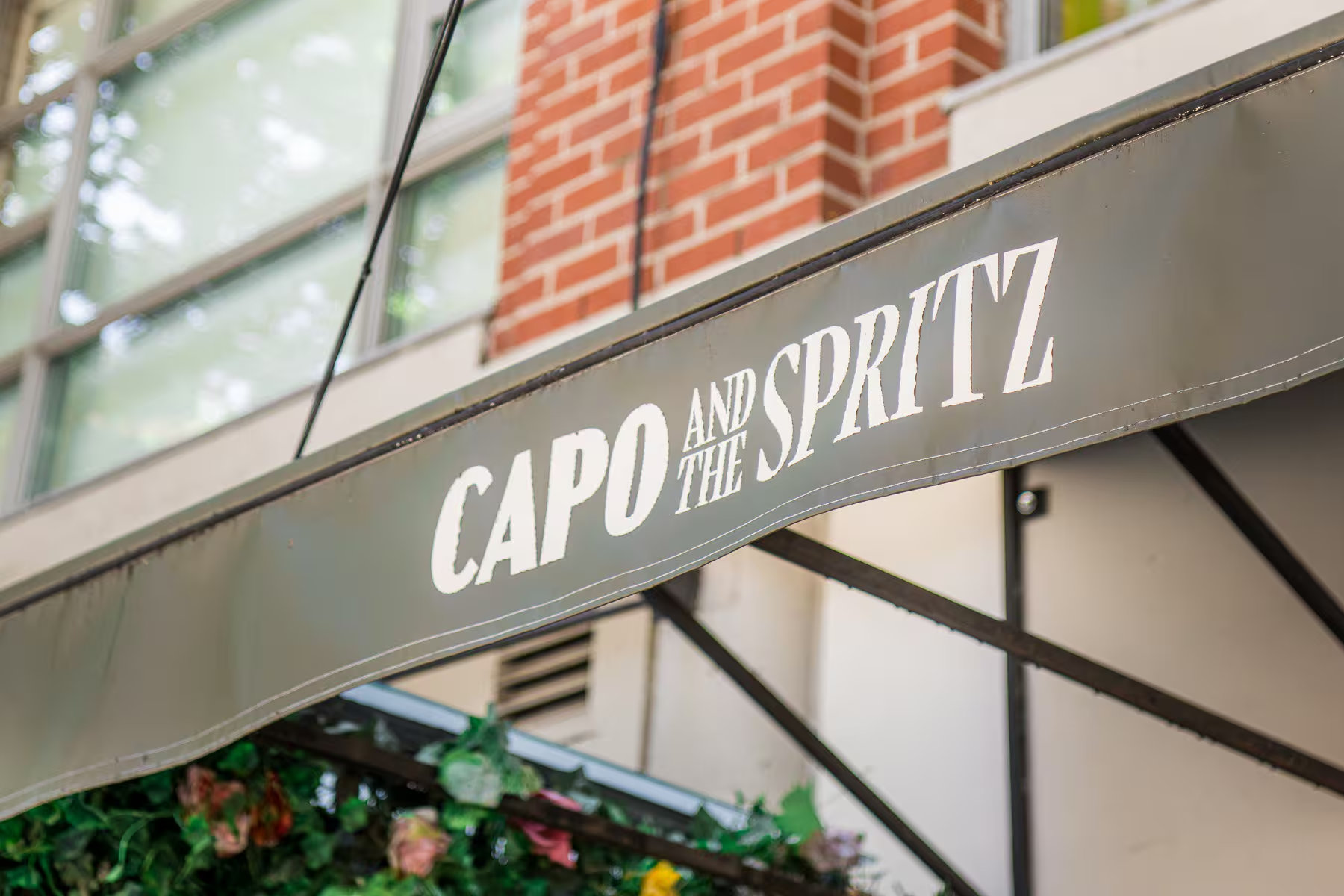溫哥華餐廳攝影紀錄位於不列顛哥倫比亞省溫哥華 Yaletown 的 Capo and The Spritz 餐廳外觀招牌。