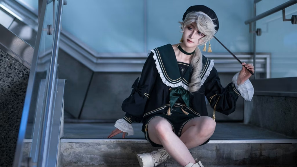 一位巫師角色在卑詩省大溫哥華地區 SFU Burnaby 校區進行暗黑學院風 Cosplay 攝影,展示魔法施放動作。
