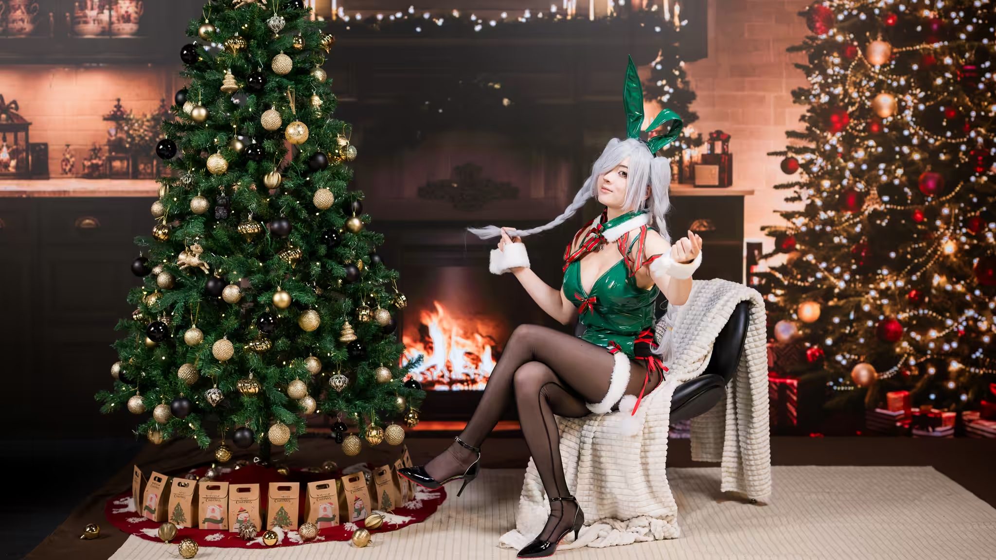 哥華 Cosplay 聖誕迷你寫真專案,綠色兔女郎 Cosplayer 坐在聖誕樹旁,背景為 JoyTech Studio 支援的 LED 壁爐場景。